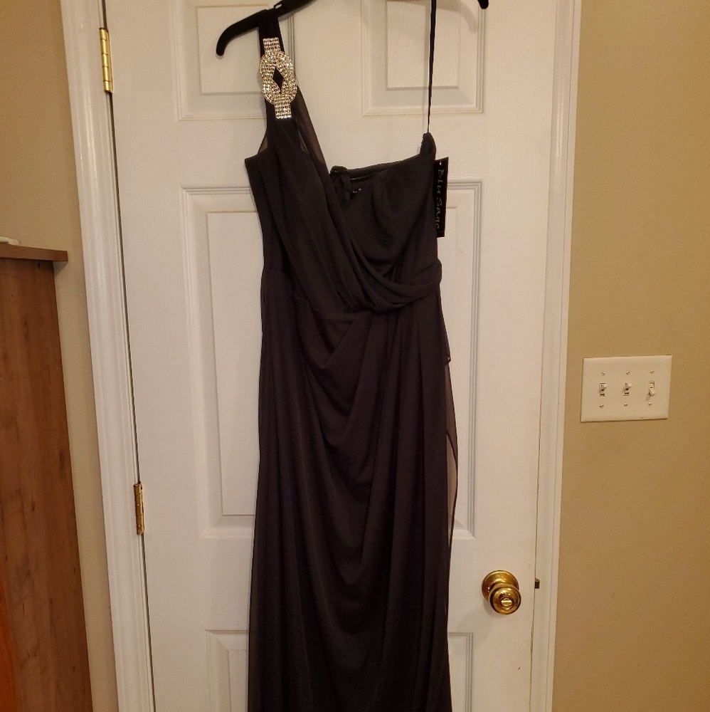 Gown - Picture 3 of 5